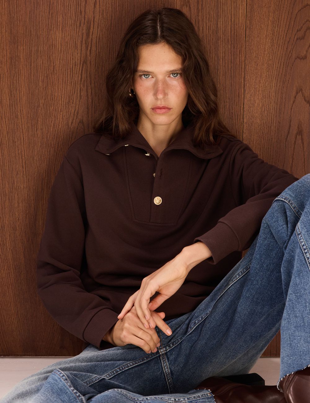 סווטשירט עם כפתורים במראה זהב