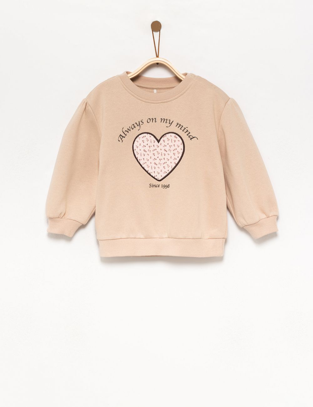 סווטישרט עם רקמה