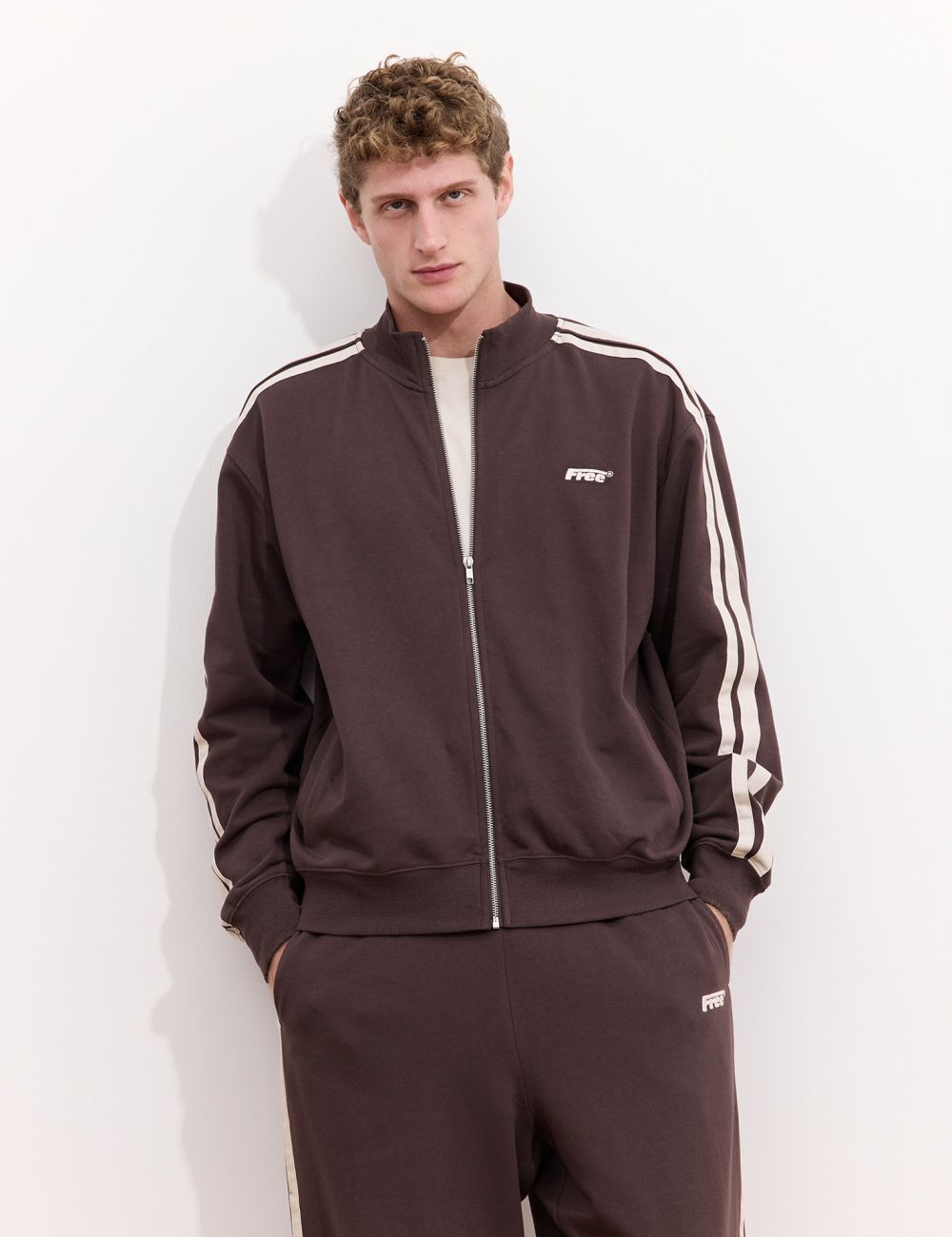 עליונית עם רוכסן ופסים בשרוול