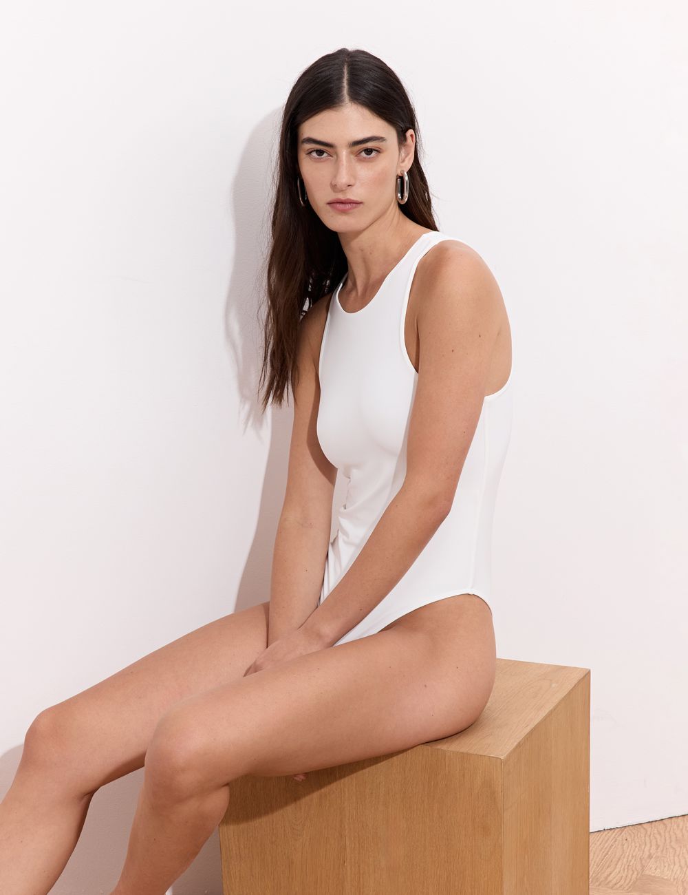 בגד גוף עם מפתח צוואר סגור