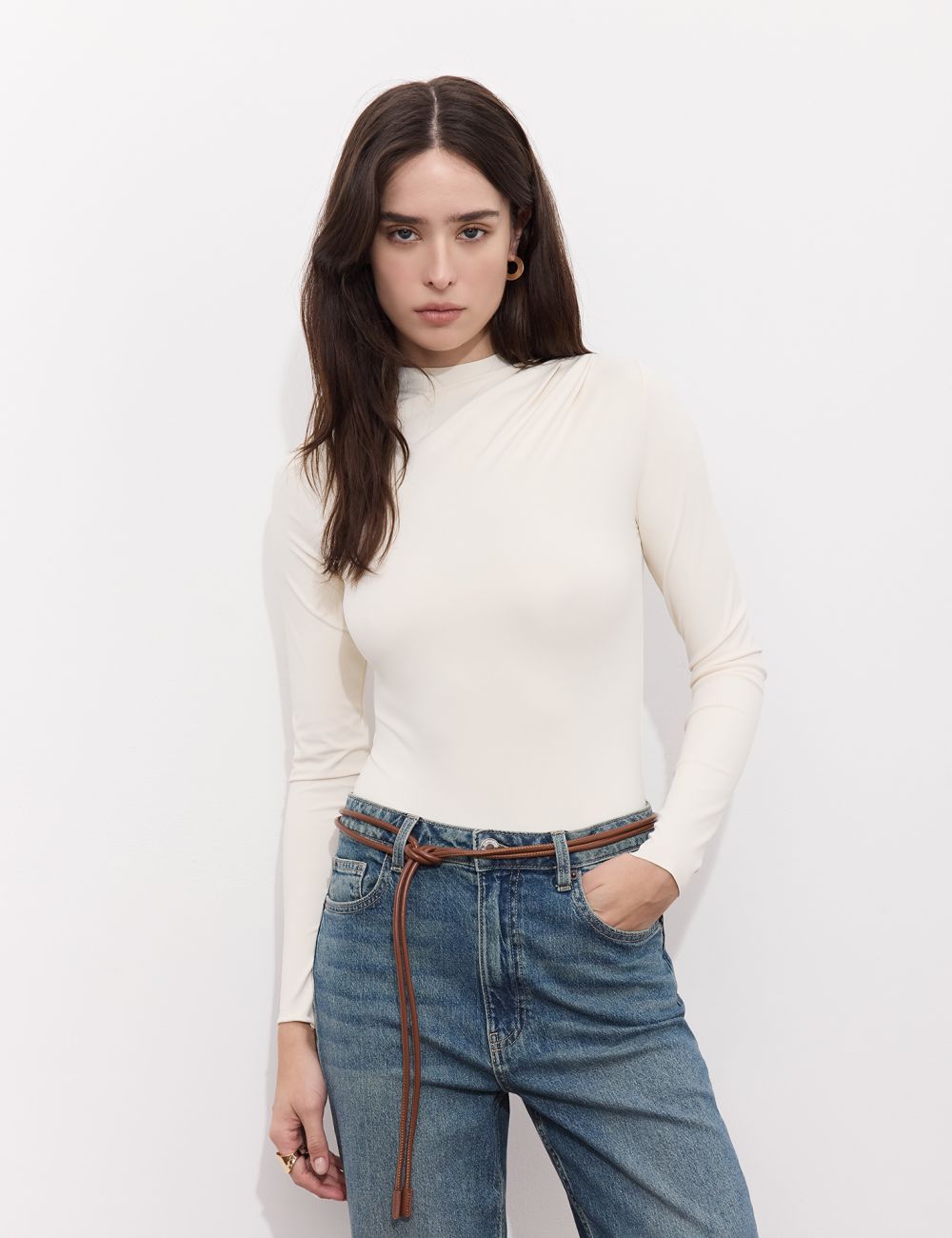 בגד גוף עם כפלים בכתף