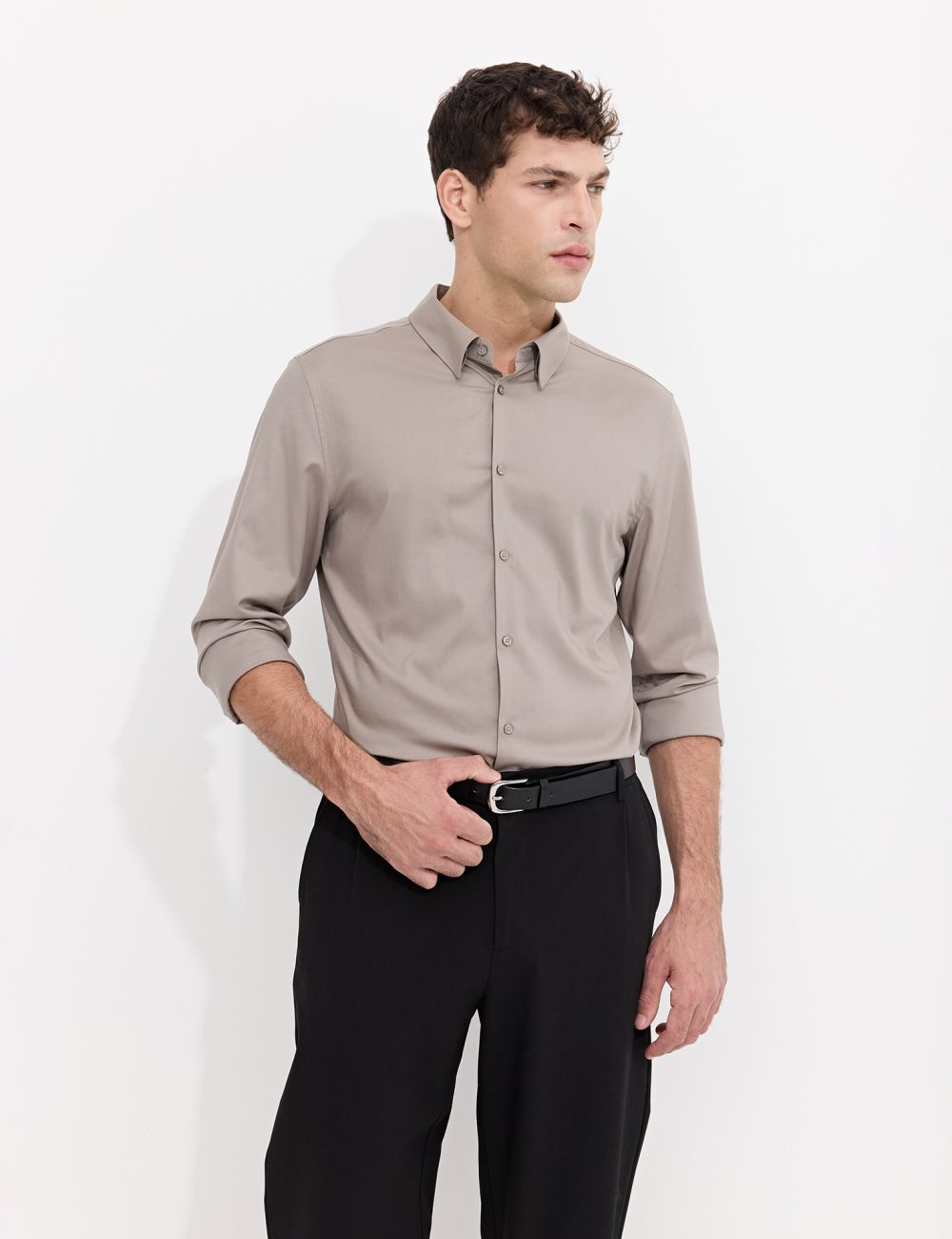 חולצה מכופתרת מחוייטת בגזרת SLIM