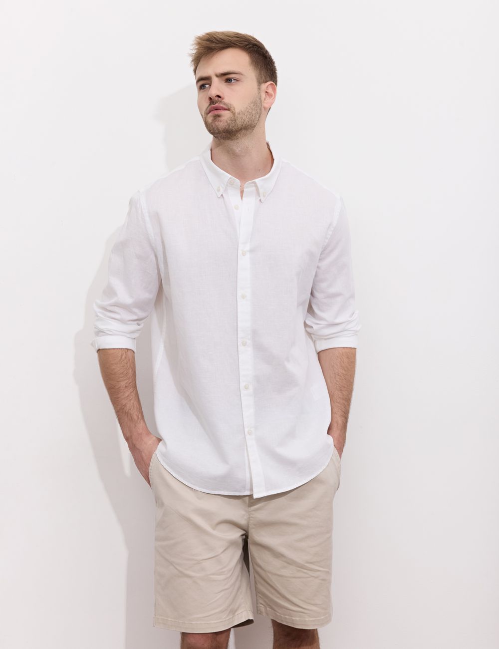 חולצה מכופתרת שטופה מתערובת פשתן