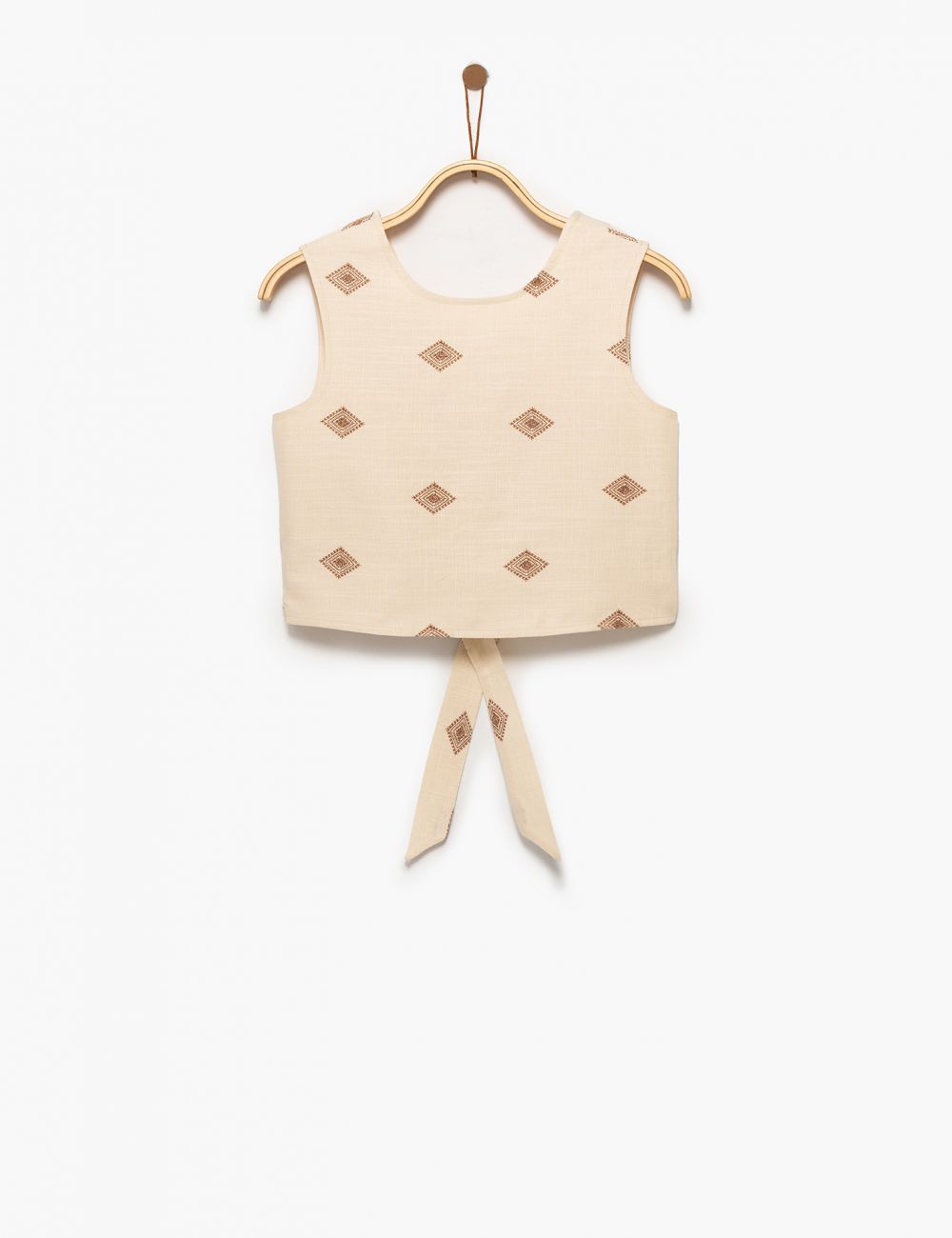 חולצה עם רקמה