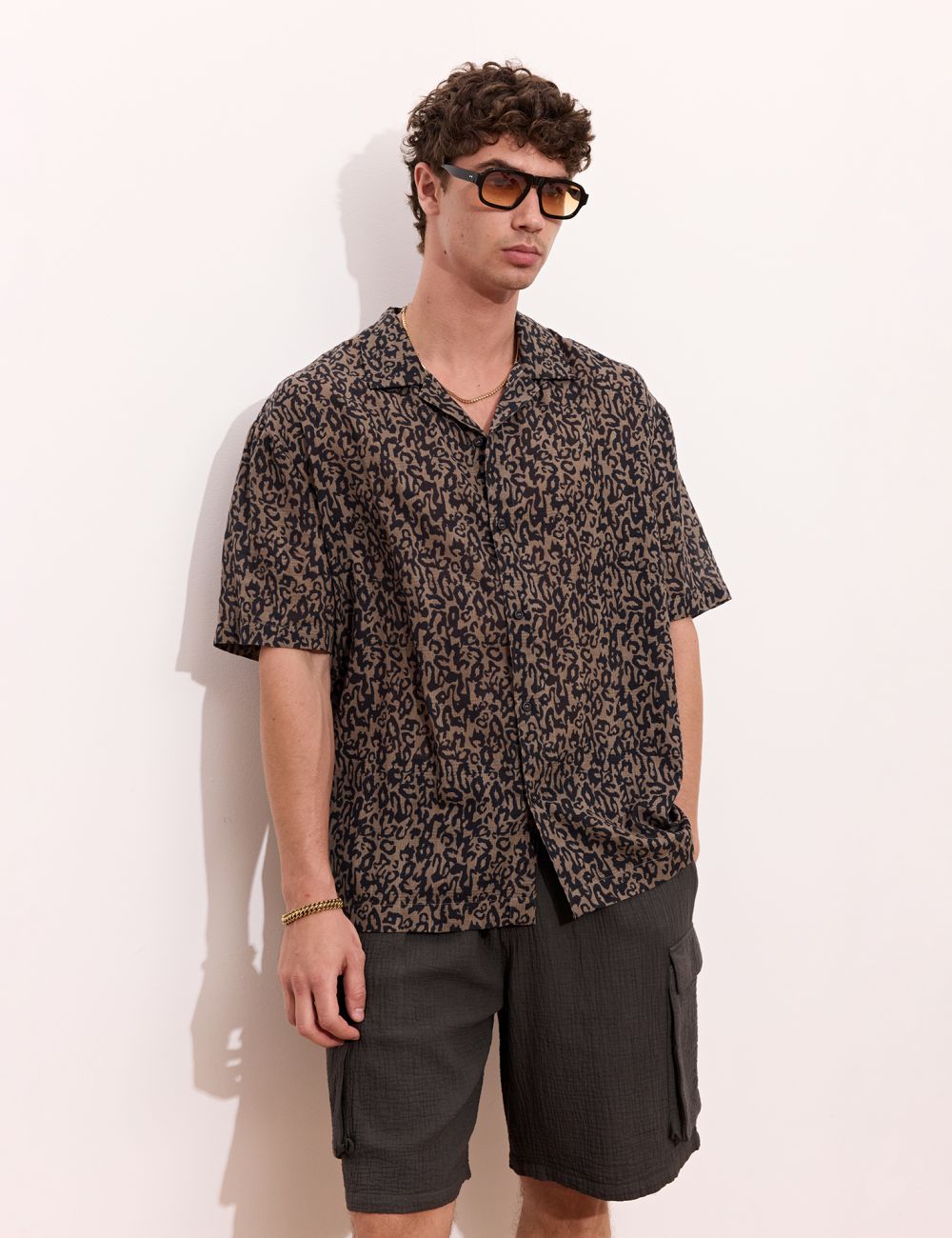 חולצה מכופתרת עם טקסטורה ופרינט