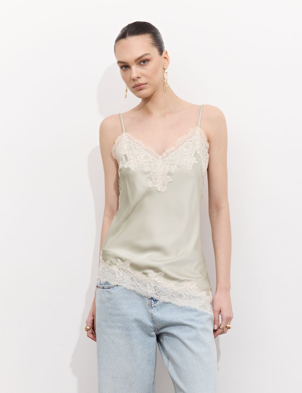 גופיית סאטן בגימורי תחרה