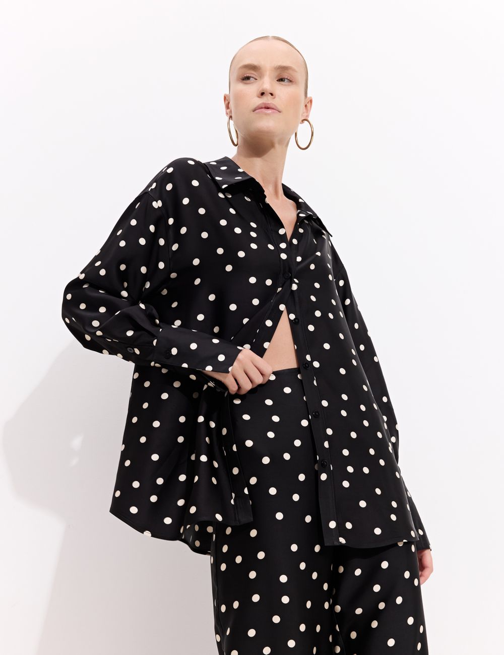 מכופתרת סאטן אוברסייז