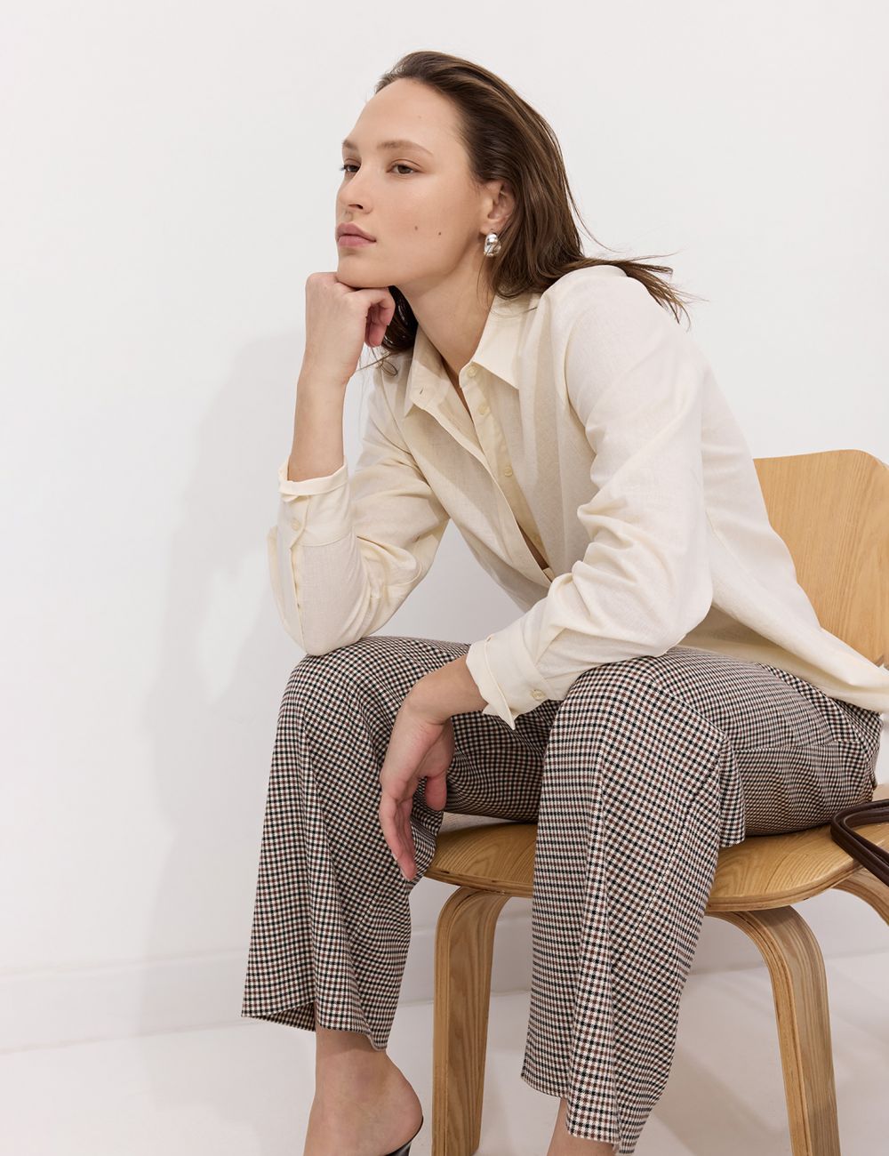 חולצה מכופתרת קלאסית במראה פשתן