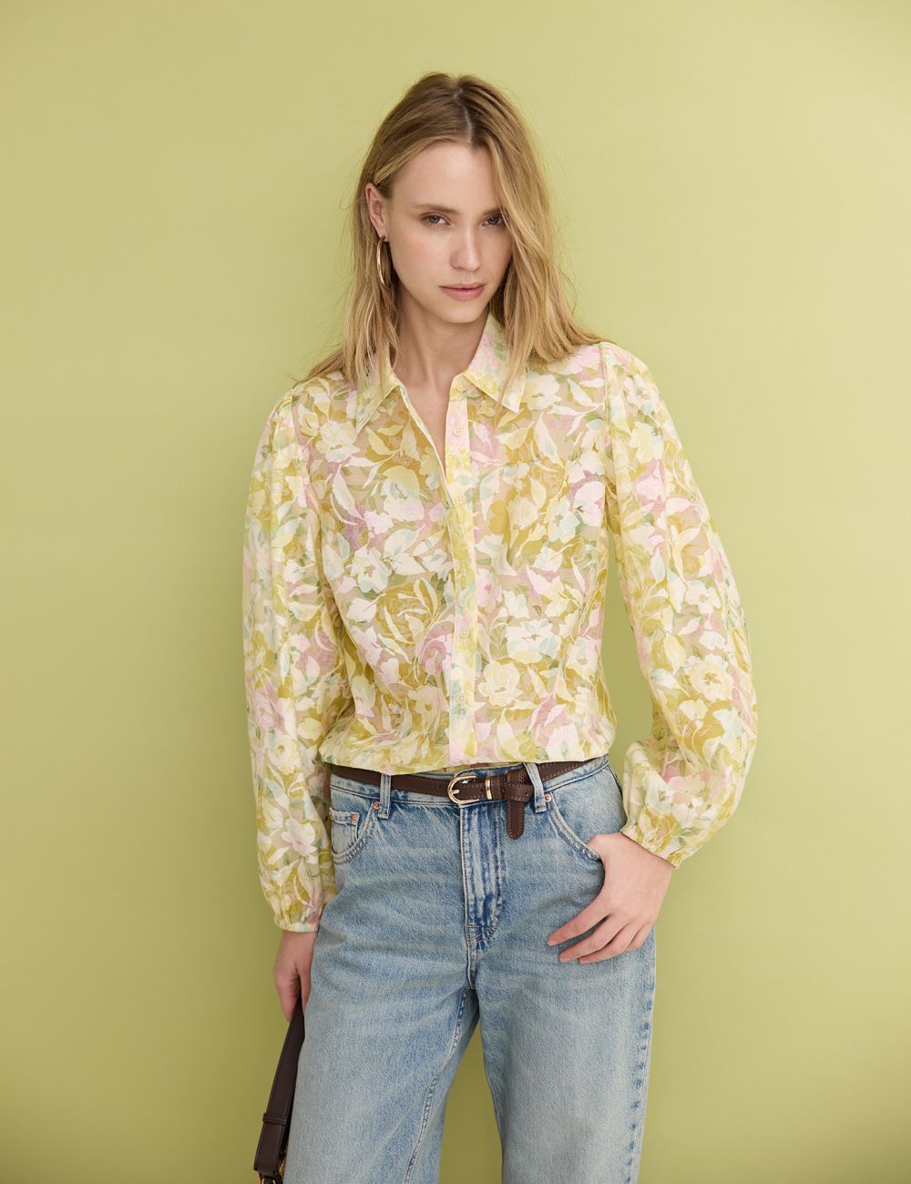 חולצת פרחים מכופתרת