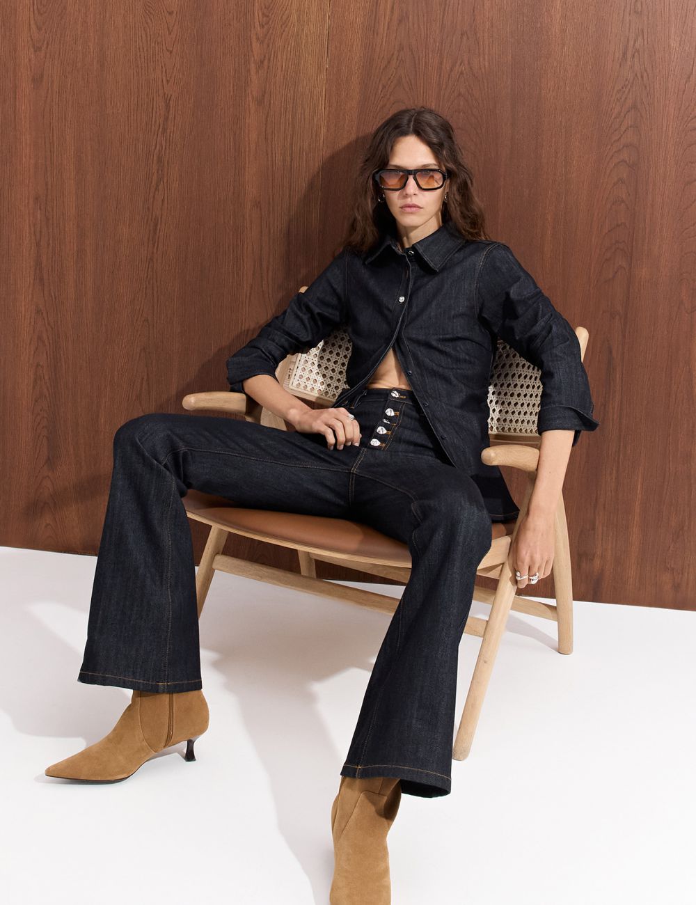 חולצת ג׳ינס צמודה עם כפתורים כסופים