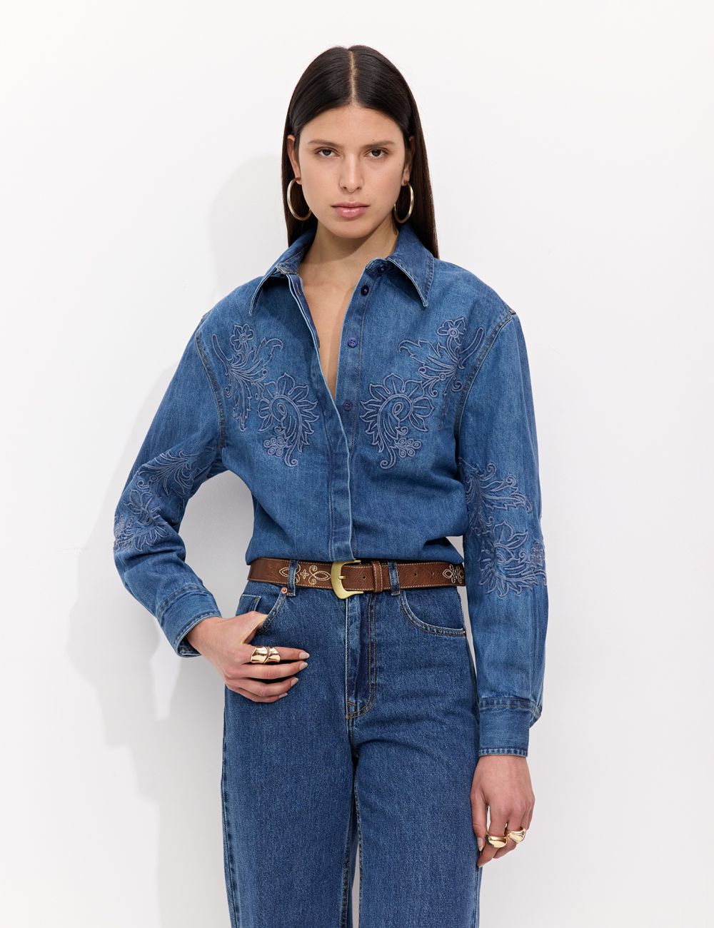חולצת ג׳ינס עם רקמת פרחים