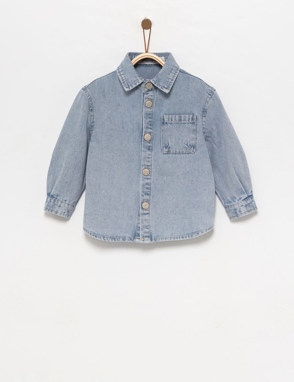 חולצת ג’ינס מכופתרת