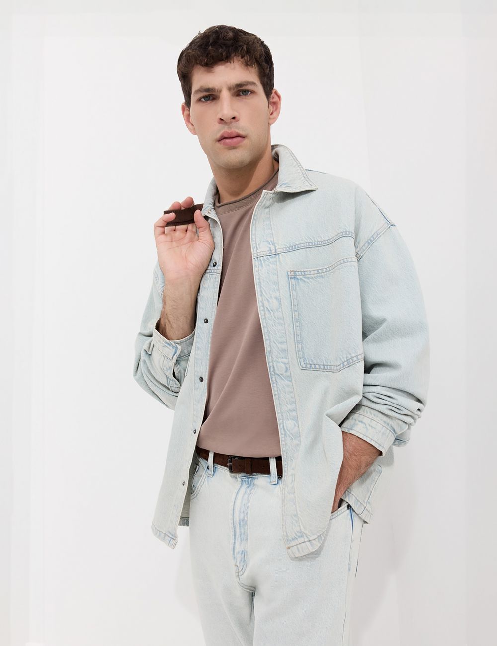 אוברשירט ג׳ינס בגזרה משוחררת