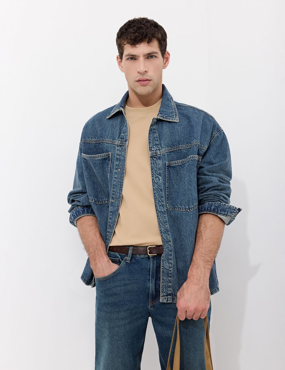 אוברשירט ג׳ינס בגזרה משוחררת