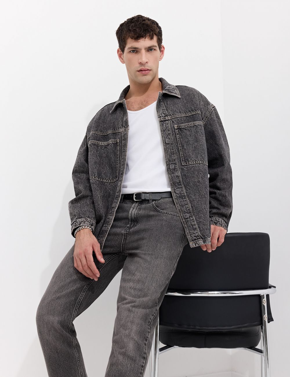 אוברשירט ג׳ינס בגזרה משוחררת