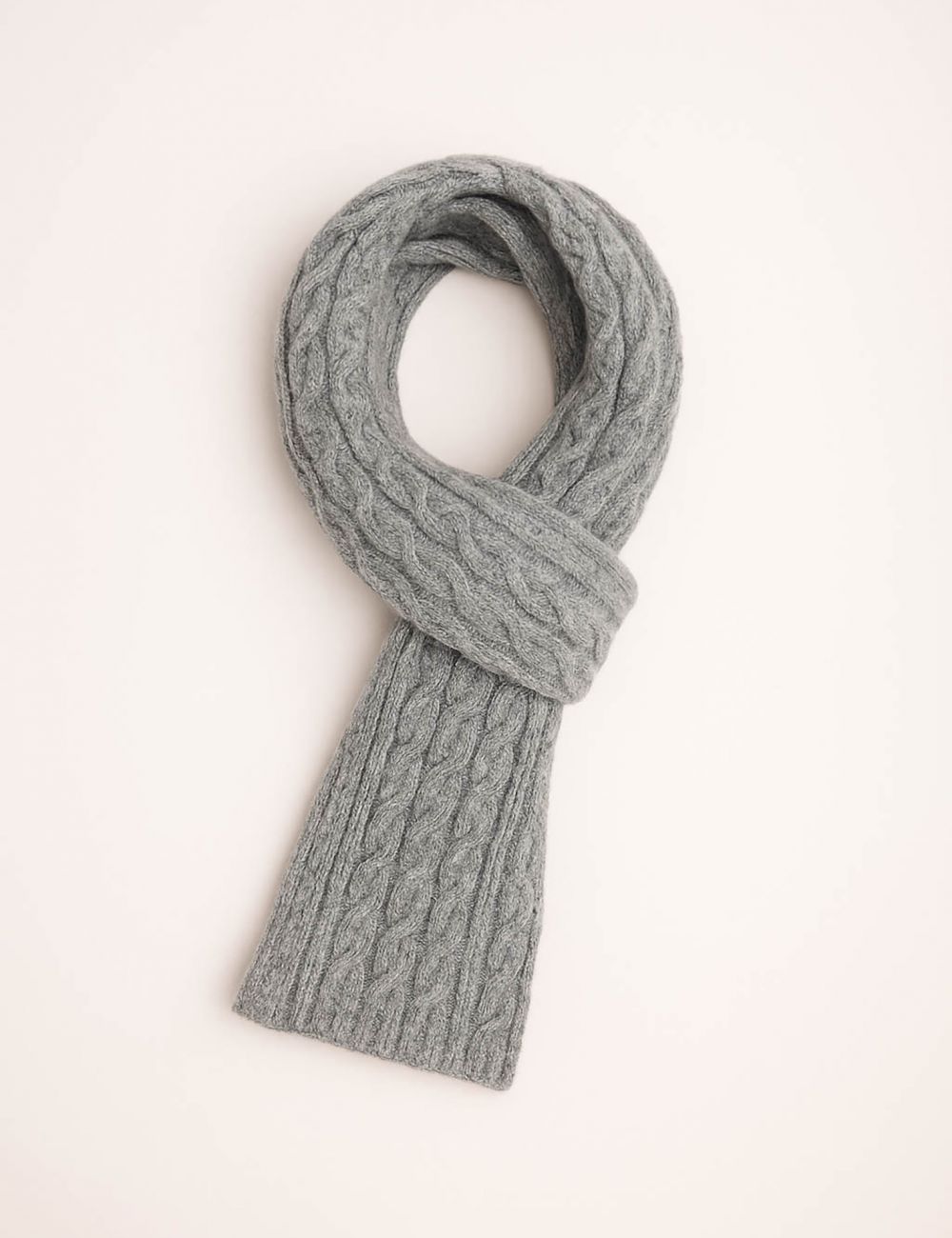 צעיף רך בטקסטורת צמות