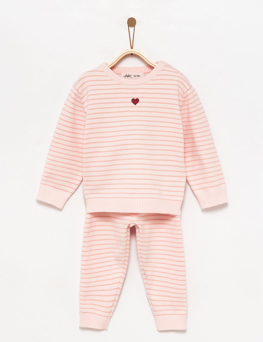 חליפת פסים סרוגה