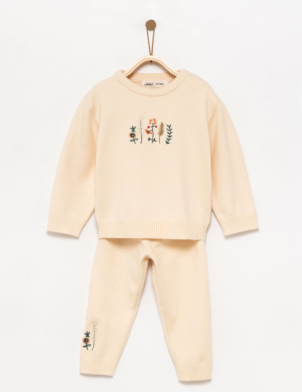 חליפת פרחים סרוגה