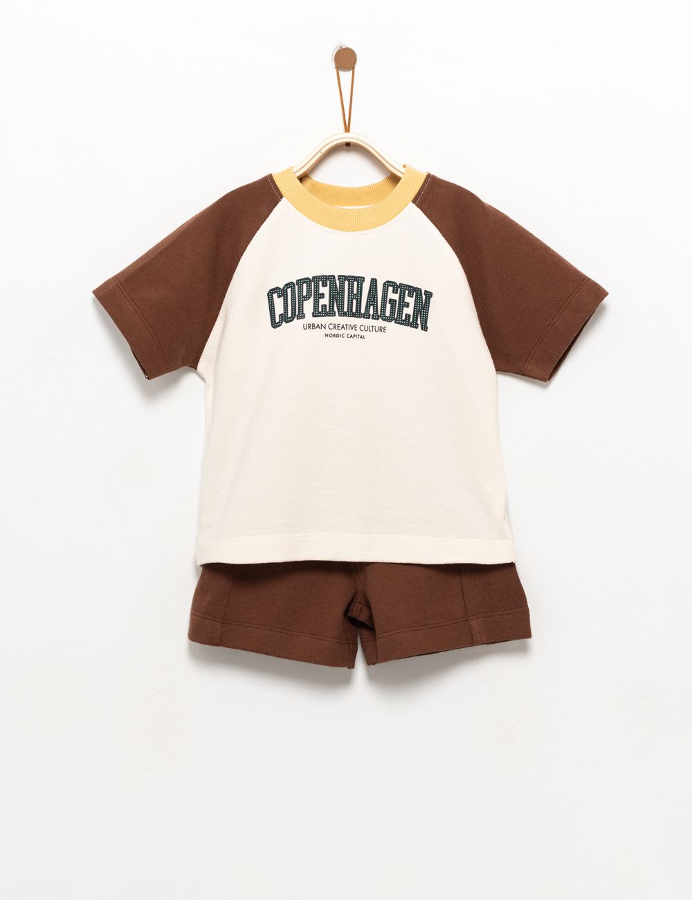 סט טישירט רגלן ומכנסיים קצרים