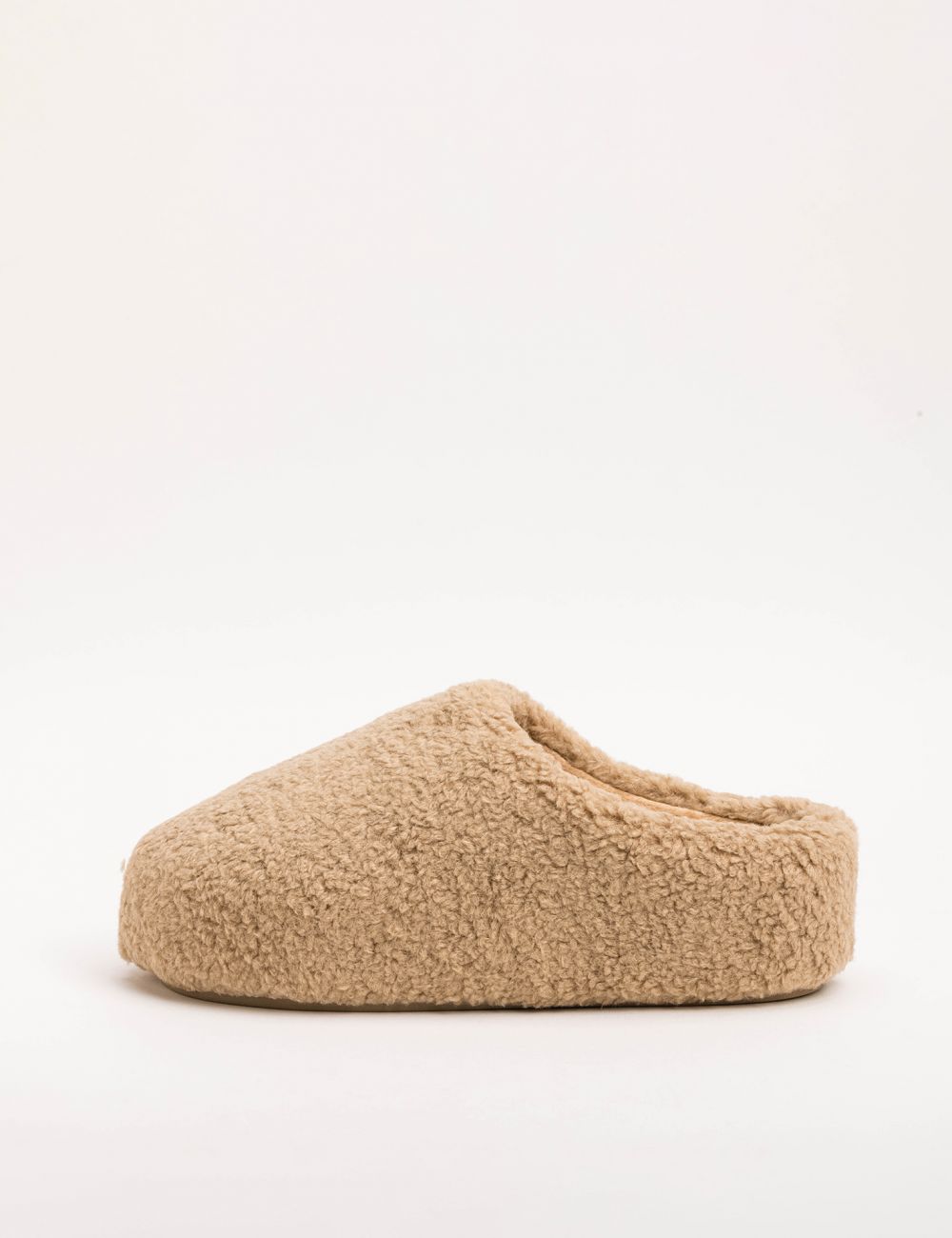 כפכפי פרווה עם פלטפורמה