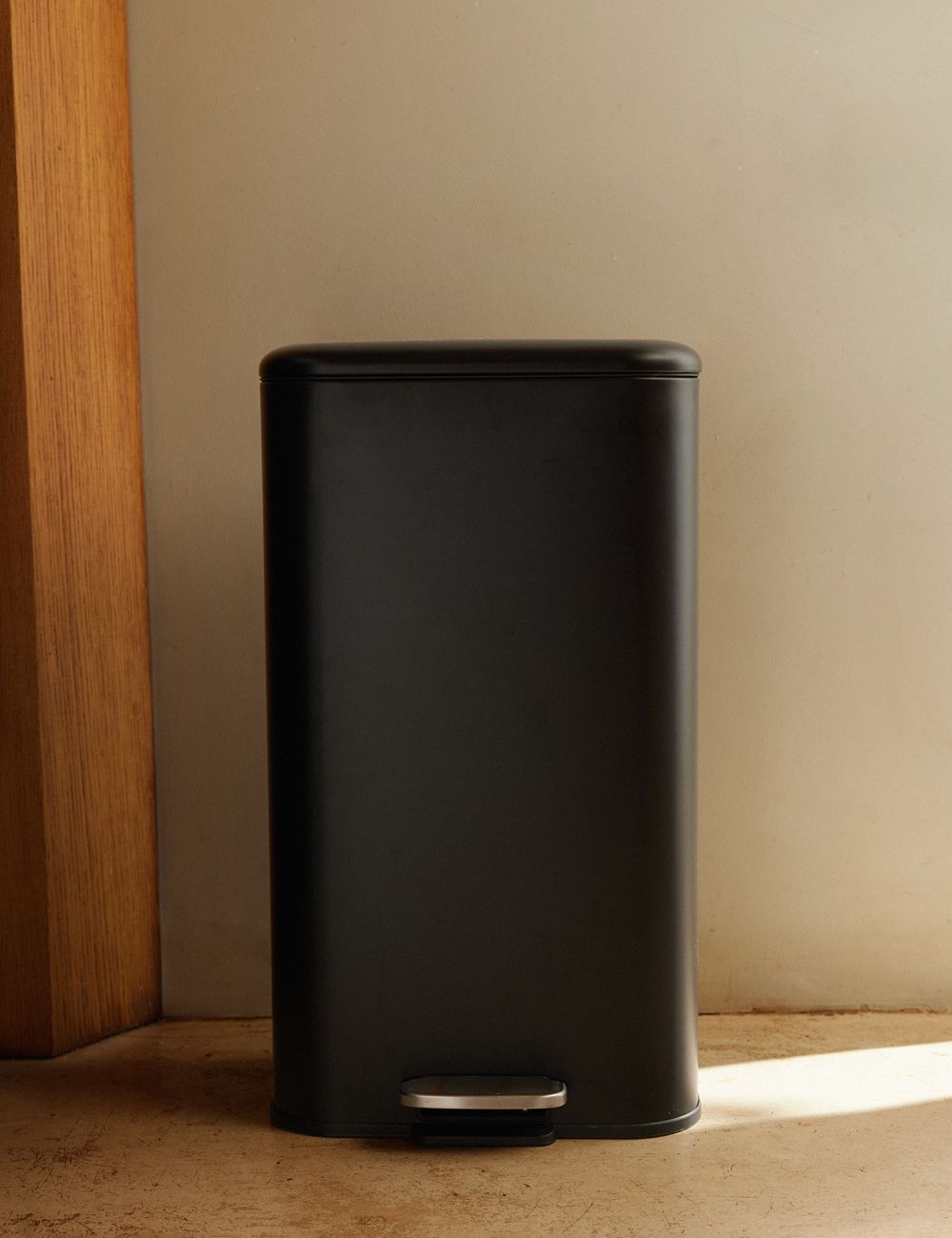 פח אשפה מלבני עם רגלית 30L אורבן